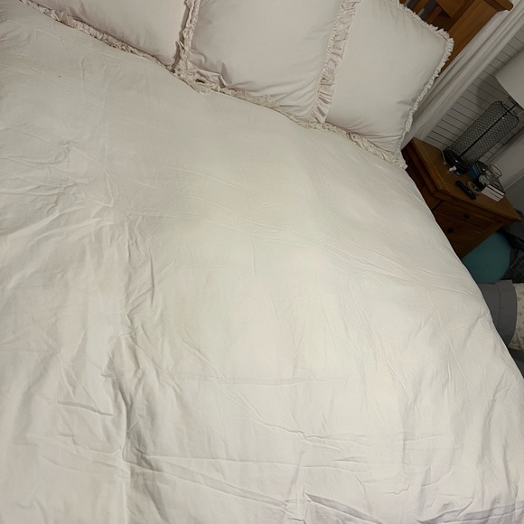 Anthropology, king ruffle duvet with 3 uti shams - Picture 6 of 13